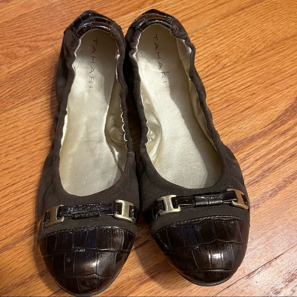 Tahari Veronica Brown leather ballet flat in Size 6-1/2.